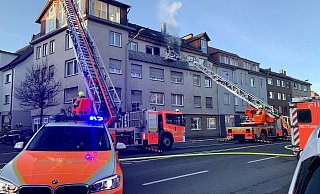 Ein Bewohner der brennenden Wohnung machte am Fenster auf sich aufmerksam und wurde per Drehleiter gerettet. - Ralph Meyer