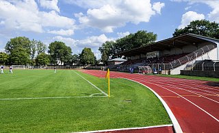 Die Tribüne des Jahnstadions könnte Fläche für Photovoltaik-Anlagen bieten. Ob sie dafür geeignet ist, soll die Verwaltung prüfen. - Yvonne Gottschlich