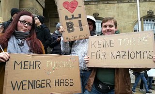 Demonstranten in Bielefeld halten Plakate hoch, die gegen Fremdenhass protestieren. - Christine Panhorst