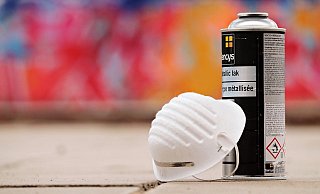 Ein Kanufahrer hat auf der Werre einen Brückenpfeiler mit einem Graffiti besprüht. - Pixabay (Symbolbild)