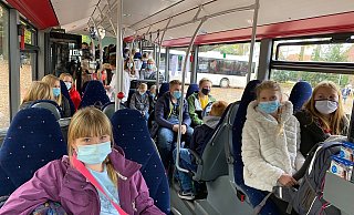 Im Schulbus lässt sich der Mindestabstand nicht einhalten. Deshalb herrscht hier ebenfalls eine strenge Maskenpflicht. - Burkhard Hoeltzenbein