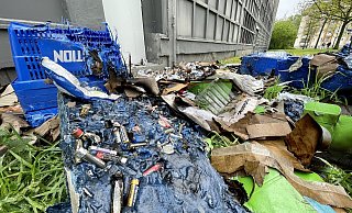 Müll hinterm Action Markt: Die im Feuer eingeschmolzenen Batterien sollen den Brand verursacht haben. - Stefan Becker