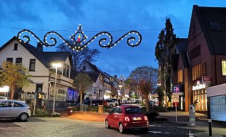 Die Innenstadt leuchtet weihnachtlich. - Susanne Barth