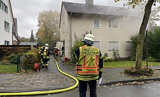 Weil zunächst unklar war, ob das Feuer in dem anliegenden Kindergarten ausgebrochen war, rückte die Feuerwehr mit insgesamt 35 Einsatzkräften und neun Einsatzfahrzeugen an. - Thorsten Heß
