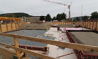 Abgesperrt und gesichert: Die Baugrube für das Höxteraner Hallenbad hat enorme Ausmaße. - Simone Flörke