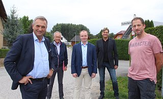 Bürgermeister Burkhard Deppe (v. l.), Bauamtsbereichsleiter Willi Mertens, Bezirksausschussvorsitzender Volker Wiedemeier, Tiefbau-Fachleiter Roland Former und Anwohnervertreter Benedikt Henkst. - Burkhard Battran