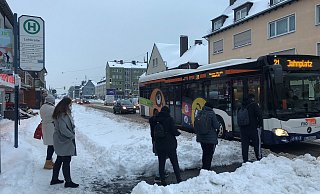 Damit die Fahrgäste in den Bus kommen, ruft MoBiel die Bürger dazu auf, an Haltestellen Gassen freizuschaufeln. Foto: MOBIEL - yvonne-liebold