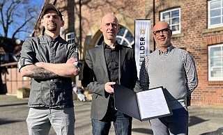 Gaetona Schifano (Mitte) übernimmt die Küche samt Bewirtung beim Golfclub Marienfeld im Kreis Gütersloh. Mit Koch Oliver Haese (33, l.) und Servicekraft Silvio Sammartano (46) will er bei den Gästen punkten. - Robert Becker