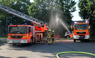 Löschwasser: Ein Loch im Schlauch sorgt für einen feinen Wasserball beim Einsatz am Atlaswerk. Trotz der großen Wasserentnahme war der Einsatz für die Wasserwerke kein Problem. - Ralph Meyer