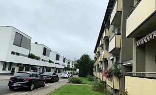 Neubauten auf der einen Seite und 60-Jahre-Bauten auf der anderen Seite nahe des Lenkwerks. - Barbara Franke