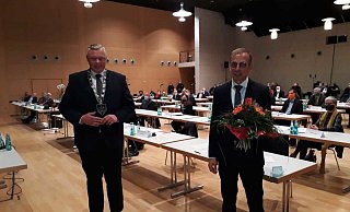 Willkommen heißen und Abschied nehmen: Der neue Bürgermeister der Stadt Höxter Daniel Hartmann (l.) wurde vereidigt. Sein Vorgänger, Alexander Fischer, nach elf Jahren als Bürgermeister verabschiedet. - Simone Flörke