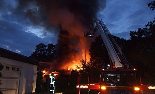 Erst brannten die Müllcontainer auf dem Gelände der gegenüberliegenden Aufbaugemeinschaft, dann kam es zu einer Explosion mit anschließender Stichflamme in einem Carport eines Privathauses an der Lessingstraße. - Karsten Schulz