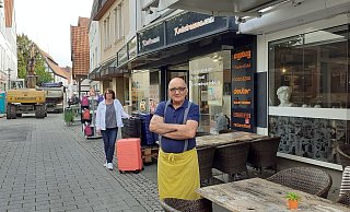 Salvatore Schillaci und Ulla Schulte sind skeptisch. Sie befürchten, dass weniger Kunden den Weg zu ihnen finden. - Jobst Lüdeking