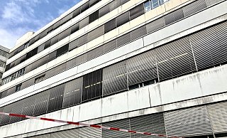 Mehrere Uni-Eingänge sind mit Flatterband abgesperrt. - Jens Reichenbach