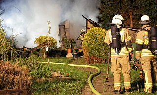 Eine Gartenhütte in der Kleingartenanlage Bornebrede in Warburg hat gebrannt. Die Ursache ist noch unklar. - Feuerwehr Warburg