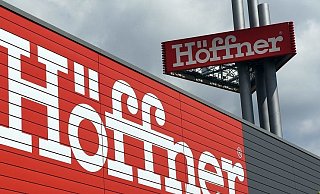 In Paderborn soll es keinen mehr als 50 Meter hohen Werbemast vor dem Höffner-Möbelhaus geben. - picture alliance / Horst Ossinger