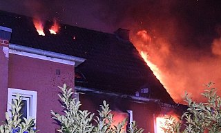 Flammen schlagen aus der Wohnung im Obergeschoss des Hauses. - Andreas Eickhoff