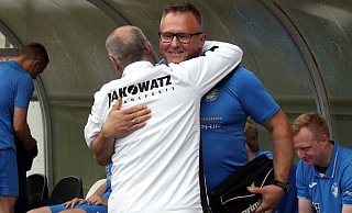Stift-Betreuer Frank Milo (in weißer Jacke) beglückwünscht Brakes Torwarttrainer Janusz Witt zur Teilnahme an der Aufstiegsrunde. - Stefan Hageböke