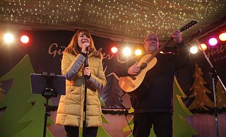 Die aus der TV-Show „The Voice of Germany" bekannte Gütersloherin Madline Wittenbrink stand zur Eröffnung des Weihnachtsmarktes mit dem Verler Gitarristen Jay auf der Bühne am Berliner Platz. - Max Maschmann