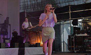 Die Sängerin LEA singt neben bekannten Hits auch neue Lieder von ihrem noch unveröffentlichten Album. - Julia Stratmann