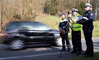 Polizisten kontrollieren it einer Laserpistole an einer Straße die Geschwindigkeit der vorbeifahrenden Fahrzeuge. Mit einem europaweiten Blitzmarathon will die Polizei die Verkehrsteilnehmer für vorschriftsmäßige Fahrweise sensibilisieren. - Symbolfoto: dpa