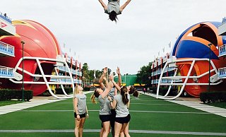 Hoch hinaus in Orlando: Die Cat-ix-Formation mit Sarah Möller, Marleen Lohnmann, Ilka Mayr, Marcus Wippermann, Nina Henrichs und »Fliegerin« Anna Kästel gewann bei der offenen WM vor zwei Jahren Bronze. - Cat-ix