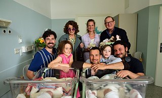 Die Crew von "Oskars Kleid". Der Filmemacher Hüseyin Tabak ist ganz unten rechts zu sehen. - 2020 PANTALEON Films GmbH / Erfttal Film- und Fernsehproduktion GmbH & Co. KG / Warner Bros. Entertainment GmbH