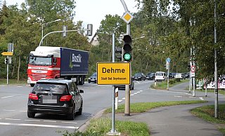 Das Ergebnis eines Missverständnisses: Im August 2019 verdeckte das neue Ortseingangsschild zunächst die Ampel, dann hing wurde es kurzerhand tiefer gehängt. - Nicole Bliesener
