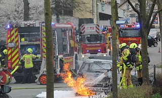 Auf dem Rückweg von einer Einkaufsfahrt nach Bad Oeynhausen ist dieser Seat eines 76-jährigen Löhners plötzlich in Flammen aufgegangen. - Ulf Hanke