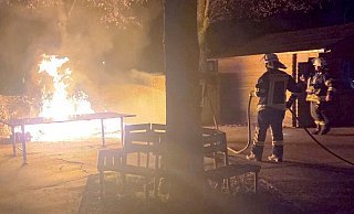 Beim Eintreffen der Haarener Feuerwehr brannten Hecke und Mülltonnen auf dem Schulhof der Grundschule bereits lichterloh. - Feuerwehr Bad Wünnenberg
