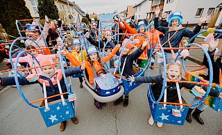 Die Kinder der Pollhansschule haben mit Autoscootern und Riesenradgondeln gute Chancen auf einen der vorderen Plätze im Wettbewerb um die besten Kostüme. Sie haben sich die Pollhanskirmes vorgenommen, die direkt vor ihrer Schule stattfindet. - BESIM MAZHIQI