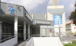 Im Maspernsportzentrum werden am 13. September die Briefwahlstimmen ausgezählt. - Mareike Gröneweg