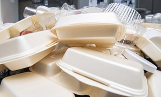 Durch Einwegverpackungen fallen täglich große Mengen Müll an. - picture alliance / dpa / Robert Guenther