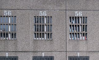 Die Fassade der in die Jahre gekommenen Anstalt bröckelt längst. Die Gitter sitzen nicht mehr richtig. Trotzdem müssen erst andere Anstalten saniert werden. - Foto: Andreas Zobe/NW