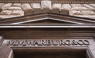 Blick auf den Eingang der Warburg-Bank. - Daniel Bockwoldt/dpa
