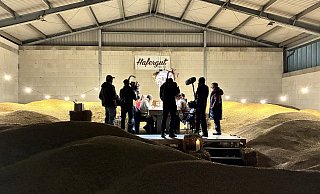 Alles ist angerichtet für eine gute Bewertung: Die fünf Landfrauen speisen zum Anlass der Sendung auf einem Haferthron. - Hafergut