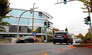 Die in Amtsdeutsch als „Fußgängerlichtsignalanlage" bezeichnete Ampel an der Hansastraße leuchtet mit dem herbstlichen Laub um die Wette. - Eike J. Horstmann