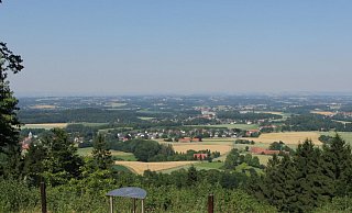 Von der Schwedenschanze hat man einen wunderbaren Ausblick über Kirchdornberg hinweg. - wandertouren 2015/pr