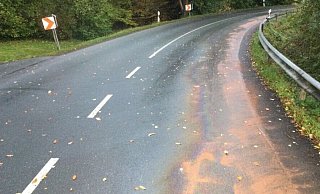 Das Bild zeigt den abgestreuten Teil der S-Kurven der Herforder Straße. Problem: "Das Bindemittel kann zum einen nicht bis in die Poren des Asphalts eindringen, um das Öl rückstandsfrei zu entfernen, zum anderen blutet es aus, heißt, dass ab einem gewissen Sättigungsgrad des Bindemittels der aufgesaugte Stoff z.B. durch Regen wieder ausgewaschen wird", so Jakob Miete von der Spezialfirma. "Dieser Effekt ist gerade auf der feuchten Fahrbahn gut zu erkennen." - Stickelbroeck