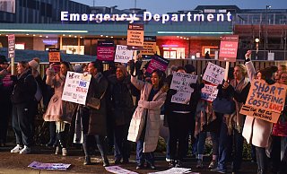 Beschäftigte und Pflegekräfte des Gesundheitsdienstes NHS verlangen eine deutliche Lohnerhöhung. - Peter Powell/PA Wire/dpa