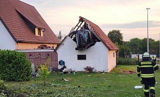 Das mit fünf Personen besetzte Auto landete im Dach des Hauses. Das hatte einen Großeinsatz der Rettungskräfte zur Folge. - Polizei Osnabrück