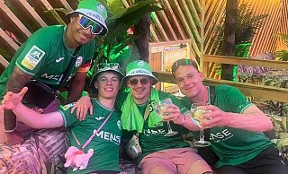 Feiern auf Mallorca die erfolgreiche Saison des FC Gütersloh: David Winke (v.l.), Erik Lanfer, Phil Beckhoff und Jannik Borgmann. - Privat