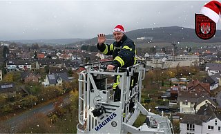 Unterbrandmeister Uwe Hütte winkt den Höxteranern zu. - Thomas Kube