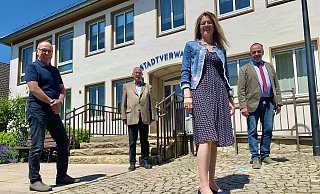 Ute Dülfer würde gerne das Bürgermeisterbüro in der Lichtenauer Stadtverwaltung beziehen. Für die SPD unterstützen sie Wolfgang Scholle (l.) und Gerd Bauer (r.) sowie für die FDP Uwe Kirschner. - Jens Reddeker