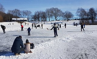 Auf dem Lahder Badesee waren zahlreiche Kinder und WIntersportler unterwegs. - Kai Senf
