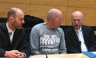 Zur Revisionsverhandlung vor dem Landgericht Bielefeld begleiteten die beiden Strafverteidiger Peter Rostek (l.) und Holger Rostek (r.) ihren Mandanten Markus W.. Das Einlegen von Revision hatte für den Täter eine kleine Haftverkürzung zur Folge. - Jürgen Mahncke