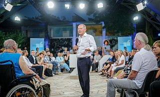 «Welches Patentrezept haben Sie?» - Kanzler Scholz fragt bei einem Bürgerdialog um Rat, was das zerstrittene Bild der Ampel angeht. - Kay Nietfeld/dpa