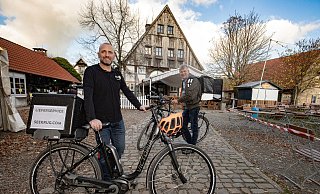 Taskin Dettloff (l.) versorgte Seekrug-Wirt Christian Schulz mit E-Bikes für dessen Lieferdienst. - Oliver Krato