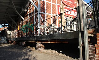 An der Südbahn: Unter der Terrasse von "Karlchens Brotschaft" wurde eine Leiche entdeckt - Heidi Froreich