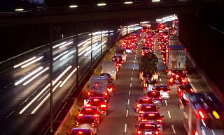 Weil die Verdächtigen in Richtung Stadtautobahn flüchteten, musste der Ostwestfalendamm komplett gesperrt werden. - Symbolfoto: Oliver Krato